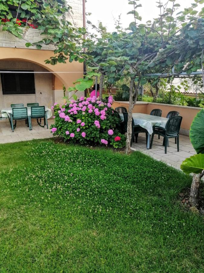 Apartman 100M2, Full Opremljen, Privatni Parking. Pula Exterior foto