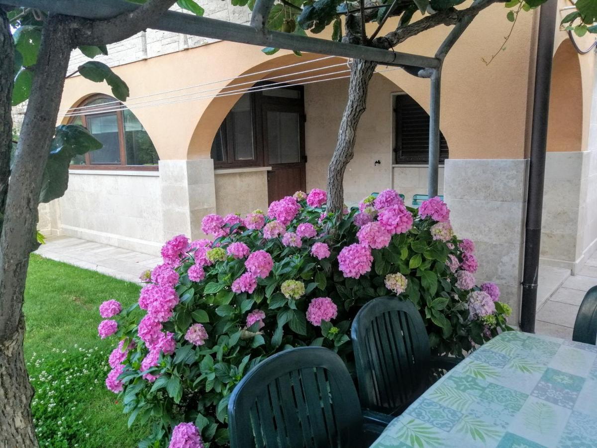 Apartman 100M2, Full Opremljen, Privatni Parking. Pula Exterior foto