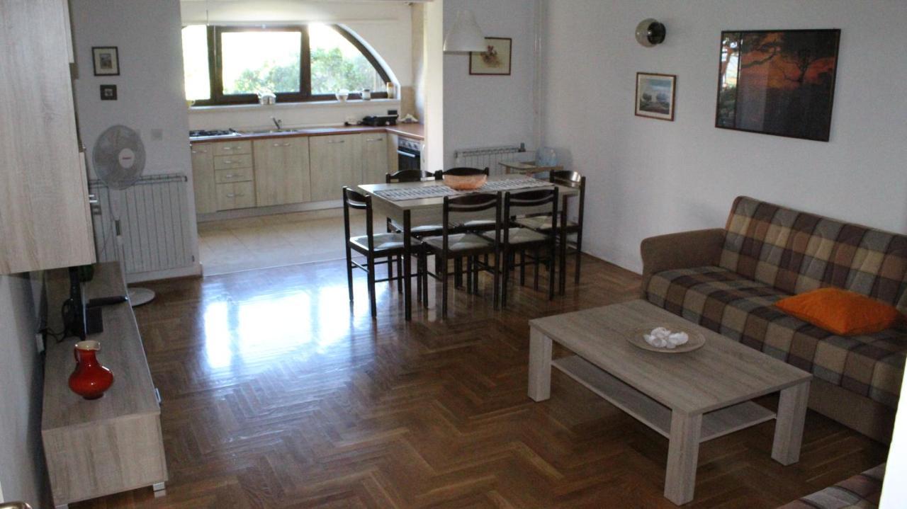 Apartman 100M2, Full Opremljen, Privatni Parking. Pula Exterior foto